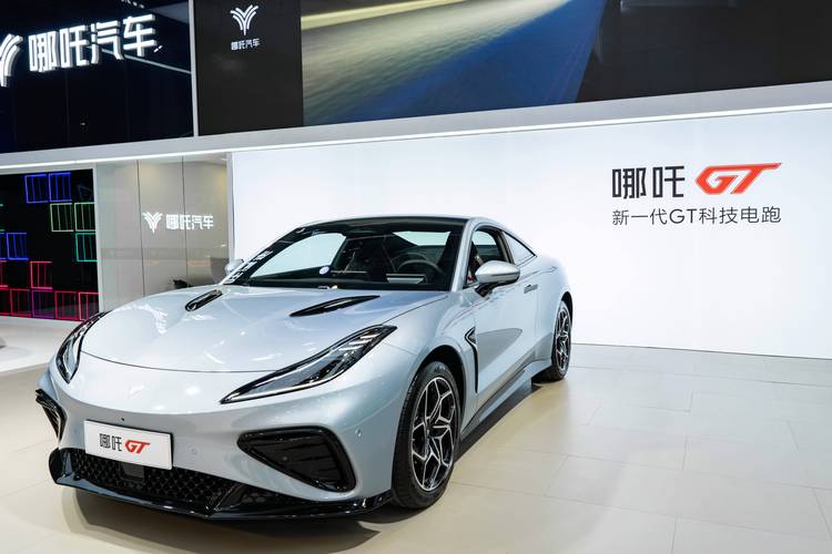 佛山346哪吒汽车在智能汽车领域的表现，领途汽车在新能源汽车市场中的影响力